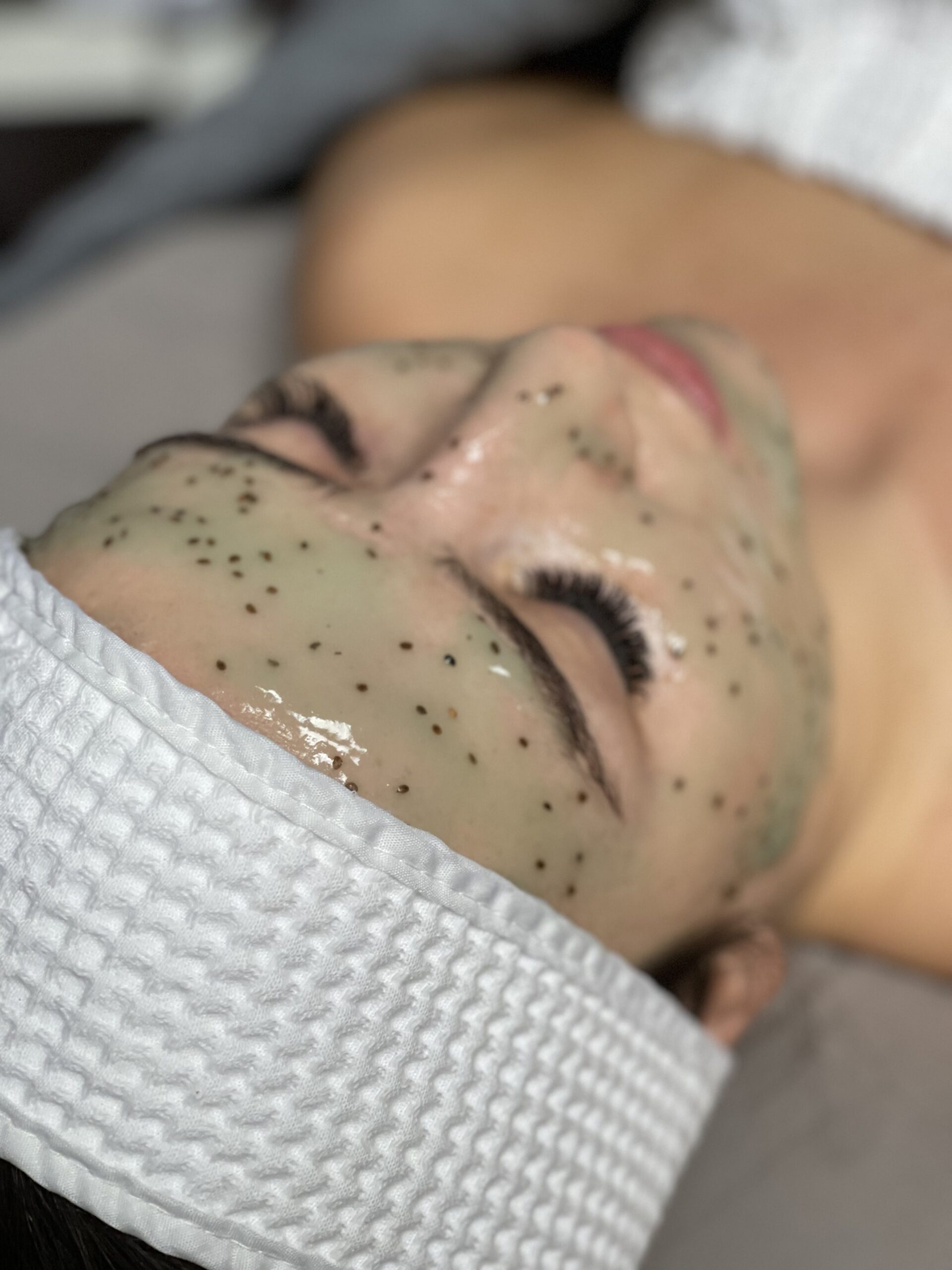 Women with hydrojelly mask